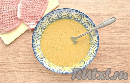 Аккуратно перемешиваем ингредиенты  в миске, чтобы получился однородный кляр, в котором должны отсутствовать комочки.