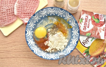 В широкую миску разбиваем сырое яйцо, вливаем 2 столовые ложки тёплой кипячёной воды, всыпаем муку и добавляем специи (я добавила куркуму, паприку и чёрный молотый перец).