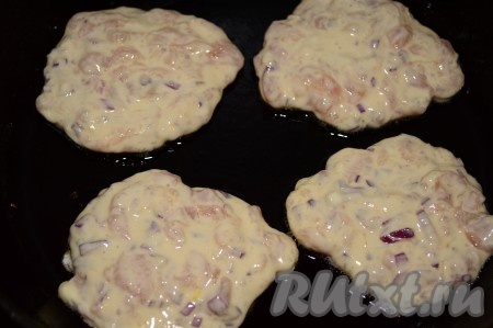 Сковороду хорошо разогреть с растительным маслом. Выкладывать по 1,5 столовых ложки теста, формируя оладушки. Жарить оладьи из рубленного куриного филе на среднем огне минуты 3  (до подрумянивания снизу).