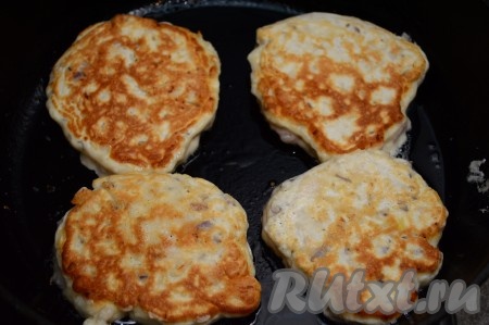 Затем перевернуть и жарить ещё 2-3 минуты, накрыв сковороду крышкой. Переложить готовые оладьи на тарелку. Оставшееся тесто хорошо перемешать, постепенно пожарить все куриные оладушки. Из указанных ингредиентов выходит 12 средних оладий.