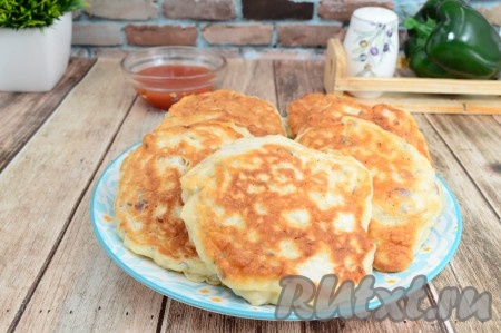 Вкуснейшие, пышные, нежные рубленные оладьи, приготовленные с куриным филе на кефире, подать с любимым соусом, особенно хорошо они сочетаются с кетчупом и домашним томатным соусом. Можно дополнить и гарниром (например, картофельным пюре). Это простое блюдо всегда вносит приятное разнообразие в повседневное меню!