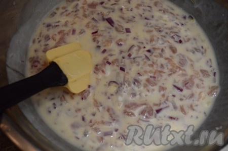 Перемешать яйца, куриное филе и лук. Кефир для приготовления этих оладий можно взять любой жирности. В глубокую тарелку влить кефир, всыпать соду, хорошо перемешать и оставить на 3-4 минуты, за это время на поверхности кефира появятся пузырьки (это означает, что сода погасилась), перелить получившуюся смесь в миску с курино-луковой массой, хорошо перемешать с помощью силиконовой лопатки. Посолить получившуюся массу, перемешать.