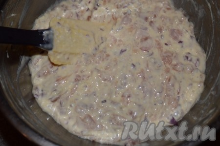 Тесто для куриных оладий должно получиться средней густоты, его консистенция будет напоминать тесто для обычных оладушек.