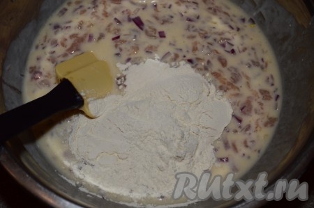 Постепенно, примерно, по 1-2 столовой ложке, всыпать муку в получившуюся массу, каждый раз хорошо перемешивая.