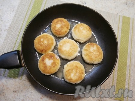 Жарить сырники нужно на небольшом огне, под прикрытой крышкой до румяности с двух сторон.