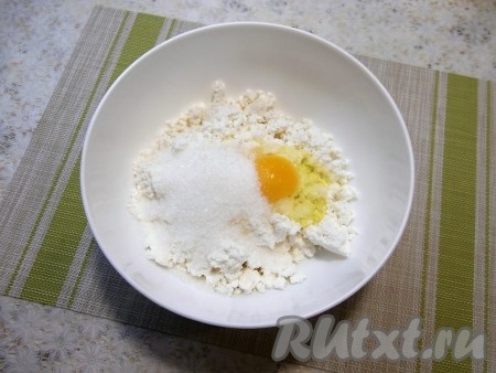 Творог выложить в объёмную миску, добавить сырое яйцо, всыпать соль, сахар и ванильный сахар. Количество сахара регулируйте по своему вкусу, в указанном рецепте сырники получаются в меру сладкими. Ванильный сахар добавляется для аромата.