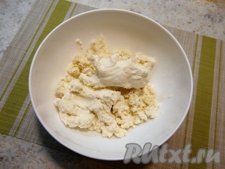 Замесить творожную массу, она должна при сжатии в руке держать форму. Муки может понадобиться чуть больше или меньше, ориентируйтесь по консистенции творожной массы. 