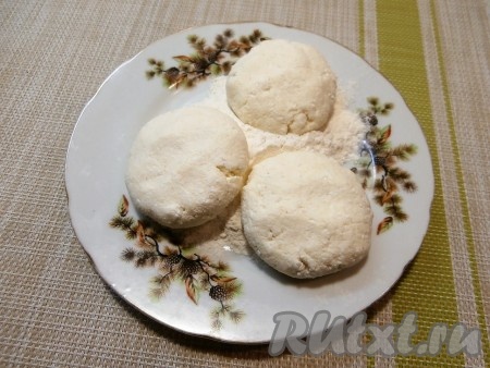 Сформировать чуть влажными руками небольшие сырники, обвалять их в муке со всех сторон.