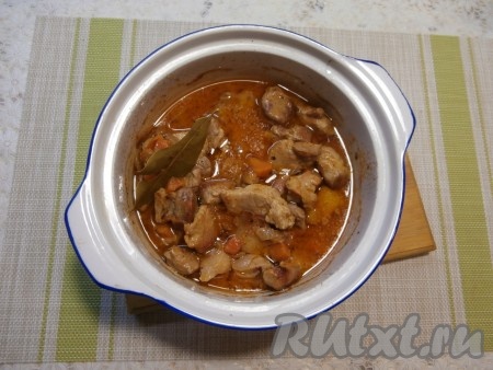 Накрыть форму крышкой (или фольгой) и поместить в горячую духовку. Готовить гуляш из свинины с подливкой при температуре 170-180 градусов 1 час.