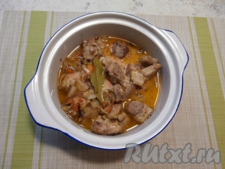 Кусочки свинины с овощами залить подготовленным томатно-сметанным соусом, добавить лавровый лист.