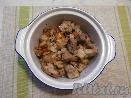 Посолить мясо с овощами, перемешать и обжарить, помешивая, в течение 3-4 минут, а затем переложить содержимое сковороды в достаточно глубокую форму, в которой можно готовить в духовке.