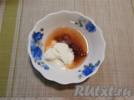 В глубокой тарелке сметану смешать с томатной пастой, добавить воду и немного соли, перемешать получившийся томатно-сметанный соус.