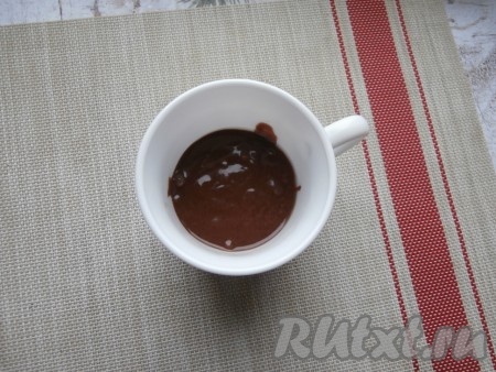 Чашку или кружку, пригодную для готовки в СВЧ, объёмом 200-250 мл изнутри чуть смазать растительным маслом и выложить в неё тесто. Тесто должно доходить не более, чем до половины высоты кружки.