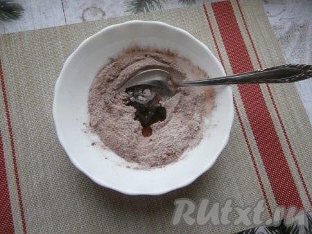 Перемешать, сделать углубление. Влить в это углубление 1 столовую ложку растительного масла.