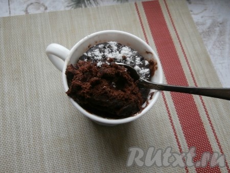 Готовую выпечку достать из микроволновки, остудить и можно сверху немного посыпать сахарной пудрой.