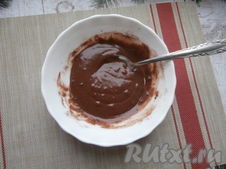 Затем влить в миску воду, перемешать ложкой, получится тесто, которое по консистенции будет похожим на растопленный шоколад.