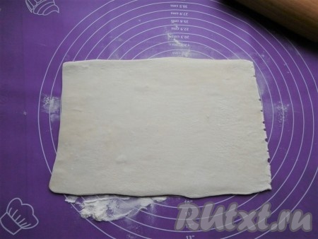 Пласт теста на слегка присыпанной мукой поверхности раскатать скалкой до толщины 3-4 мм.