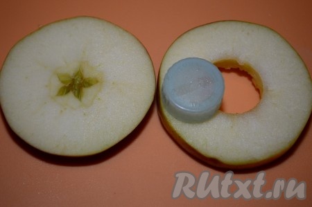 Слоёное тесто заранее разморозить. Яблоки лучше всего брать сладкие или кисло-сладкие с плотной мякотью. Яблоки нарезать кольцами толщиной около 1 см. Удалить середину с семенами. Для удаления серединки можно, например, воспользовалась обычной пробкой от пластиковой бутылки, а можно аккуратно вырезать сердцевину обычным острым ножом. Дырочку делайте побольше (диаметром 2-2,5 см), чтобы в дальнейшем можно было через неё достаточно просто просовывать полоски теста. Кожуру я не снимала, но вы можете снять кожуру.