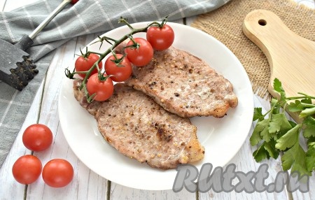 Аппетитные и сочные отбивные из свинины готовы, их можно подавать с любимым гарниром, овощами или кушать просто так.