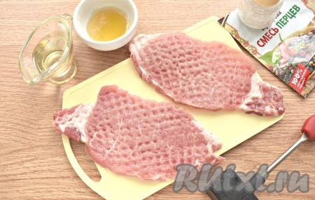 Специальным кухонным молоточком кусочки свинины отбиваем с двух сторон, но не слишком тонко. Для удобства перед отбиванием я всегда накрываю куски мяса пищевой плёнкой (или целлофановым пакетом).