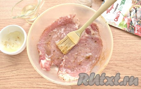 Затем смазываем мясо с двух сторон растительным маслом и, по желанию, жидким мёдом. Если у вас мёд густой, то растопите его заранее на водяной бане или в микроволновке.