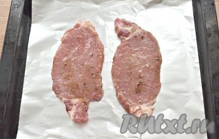 На противень кладём кусок фольги. Подготовленные отбивные перекладываем на этот кусок фольги.