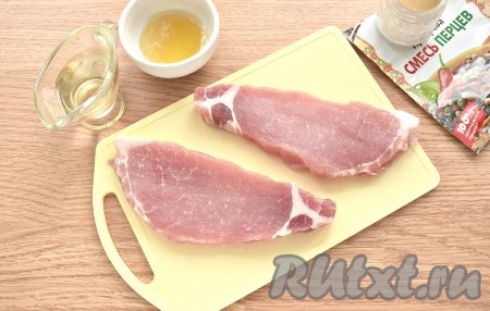 Размороженное или свежее охлаждённое мясо промываем под проточной водой и сразу же обтираем бумажными полотенцами. Разрезаем свинину на ломтики толщиной чуть более 1 см.