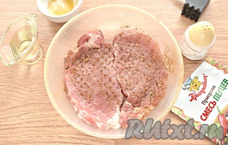 В получившиеся мясные кусочки втираем с каждой стороны соль по вкусу и смесь молотых перцев.