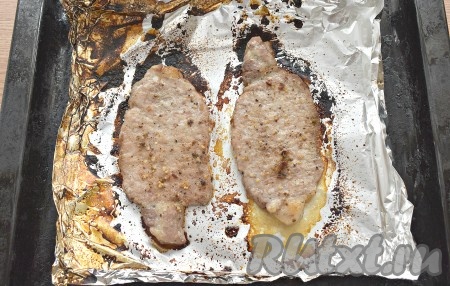 По истечении времени достаём противень из духовки, снимаем верхнюю фольгу, делаем это аккуратно, чтобы не обжечься, и вновь возвращаем отбивные в духовку ещё на 5-7 минут. Готовые отбивные из свинины достаём из духовки, накрываем их фольгой и даём так постоять ещё минут 5.