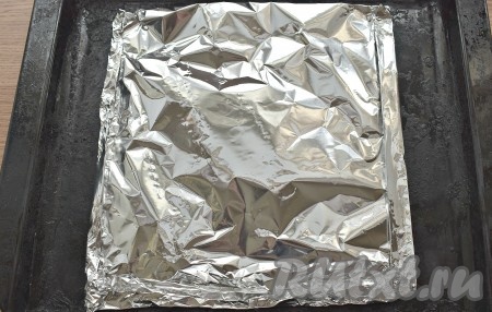 Сверху накрываем вторым куском фольги, тщательно скрепляем края фольги со всех сторон. Отправляем противень с отбивными из свинины в духовку, разогретую до 190 градусов, на 15 минут.