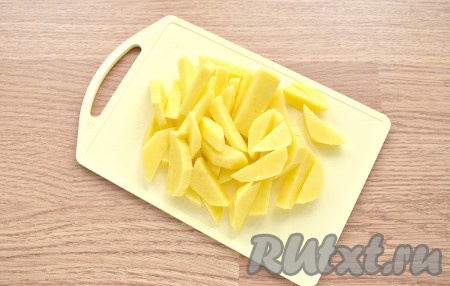 После того как перловка проварится минут 30, выкладываем в кастрюлю очищенный картофель, нарезанный средними кубиками (или брусочками). 