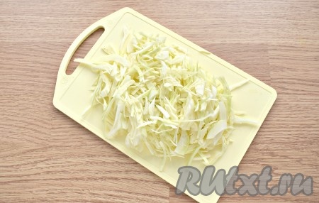 На разделочной доске тонко нарезаем свежую капусту. И отправляем капусту вслед за картофелем в кастрюлю. Доводим до кипения содержимое кастрюли, уменьшаем огонь и варим щи, приблизительно, 20-25 минут.