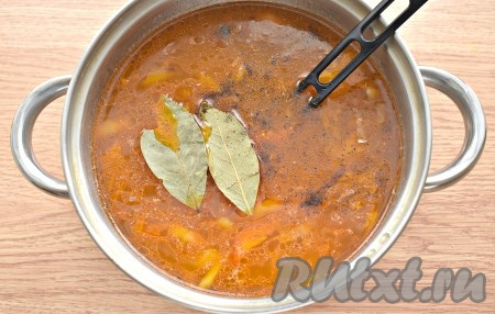 Когда картошка с капустой проварятся минут 20-25, выкладываем в щи обжаренные овощи. По вкусу солим, добавляем лавровые листья, перчим, ещё раз даём закипеть, а после провариваем 10 минут на небольшом огне. Если щи слишком густые, то влейте немного кипячёной воды и снова дайте закипеть.