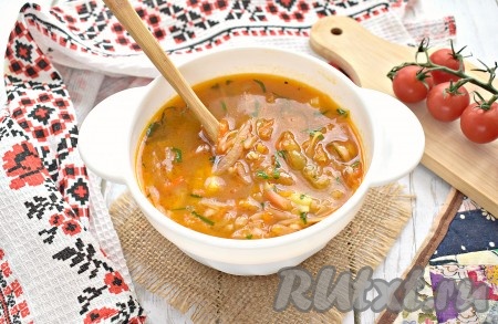 Вкусные, аппетитные, наваристые щи, приготовленные с перловкой и свежей капустой, подаём к столу в горячем виде, дополнив сметаной или майонезом.