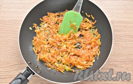 Очищаем лук с морковкой, удаляем из болгарского перца плодоножку с семечками. Натираем морковку на тёрке, лук мелко нарезаем ножом. На сковороде прогреваем растительное масло. Выкладываем лук с морковкой и обжариваем их на среднем огне 5 минут, периодически перемешивая.