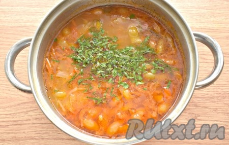 В готовые щи с перловкой добавляем свежую рубленную зелень. Выключаем огонь. Настаиваем щи под крышкой 5-10 минут.