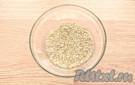 Перловую крупу промываем под проточной водой и замачиваем на 3 часа. Но я предпочитаю замачивать перловку с ночи.