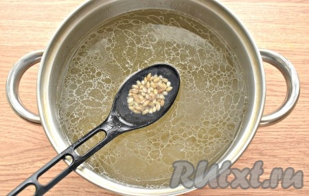 Для того чтобы сварить мясной бульон, наливаем в кастрюлю, примерно, 1,7-2 литра воды, добавляем кусочек курочки и ставим на огонь. Как только вода закипит, снимаем пенку, убавляем огонь до минимального и варим бульон под прикрытой крышкой до готовности курицы (для обычной магазинной курицы - это 30-35 минут). Готовый бульон процеживаем, возвращаем в него мясо, отделённое от костей. Заранее замоченную перловку хорошо промываем чистой водой, а затем перекладываем в кастрюлю с бульоном и мясом, ставим на огонь, после закипания варим на маленьком огне 30 минут.