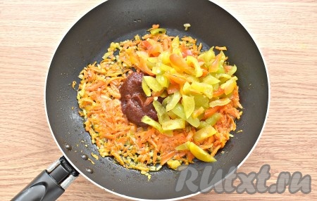 Добавляем к овощам на сковороду томатный соус и нарезанный соломкой перец (я использовала замороженный нарезанный перец, предварительно разморозив его в микроволновке), перемешиваем и обжариваем 5 минут, не забывая иногда перемешивать.