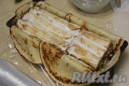 Таким образом собрать несколько слоёв. У меня получилось три слоя. Всего на формирование блинного торта у меня ушло 20 блинов (14 из этих блинов были фаршированными).