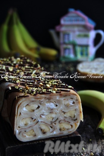 Готовый очень вкусный, в меру сладкий блинный торт со сметанным кремом и бананами нарезать на кусочки и подать к столу. Постояв в холодильнике, он хорошо держит форму и отлично режется.