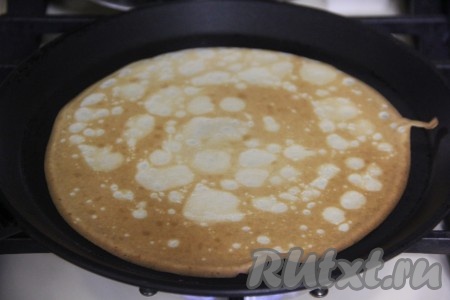 Переложить зарумянившийся блин со сковороды на тарелку. Желательно перед выпечкой каждого блина перемешивать блинное тесто, чтобы оно не слёживалось. Постепенно пожарить все блинчики, складывая их аппетитной стопочкой на тарелку.