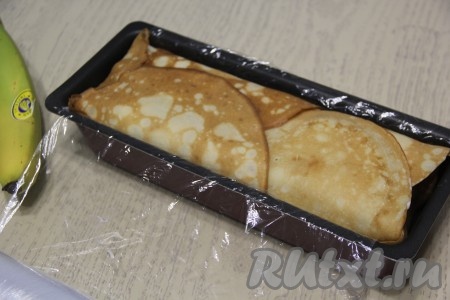 Накрыть блинные рулетики блинами, которые свисали с краёв формы.