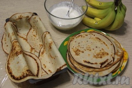 Прямоугольную форму (я использовала форму для кекса) выстелить пищевой плёнкой, а затем выложить блинчики, застилая дно и бока формы так, чтобы края блинов свисали. У меня на это ушло 6 блинов.