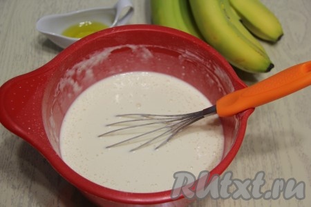 Влить ещё 400 мл молока и перемешать тесто.