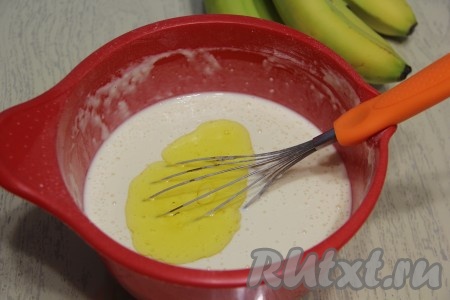 Затем влить растительное масло, снова перемешать до однородности, блинное тесто должно получиться в меру густым.