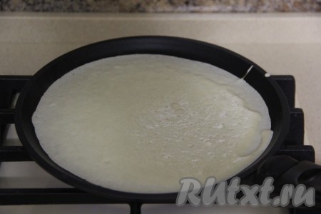 Сковороду (я готовила на сковородке диаметром 20 см) очень хорошо разогреть на огне чуть выше среднего. Перед выпечкой первого блина смазать сковороду маслом, в дальнейшем можно жарить блинчики на сухой сковороде, ведь масло входит в состав блинного теста. На разогревшуюся сковороду налить половник теста, равномерно распределить его и жарить блинчик на среднем огне до румяности с двух сторон.