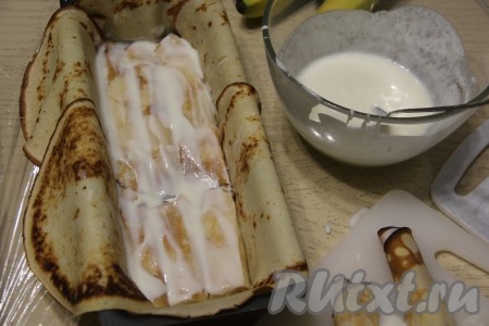 Промазывать сметанным кремом каждый слой рулетиков.