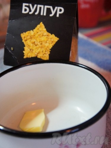 В небольшой сотейник добавить сливочное масло, растопить его.