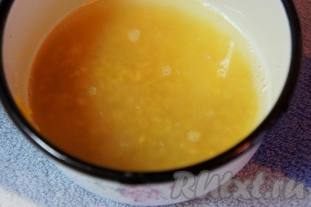 Добавить соль и сахар по щепотке. Налить в 2 раза больше воды, чем булгура, поставить на средний огонь, накрыть крышкой и варить 10-15 минут.